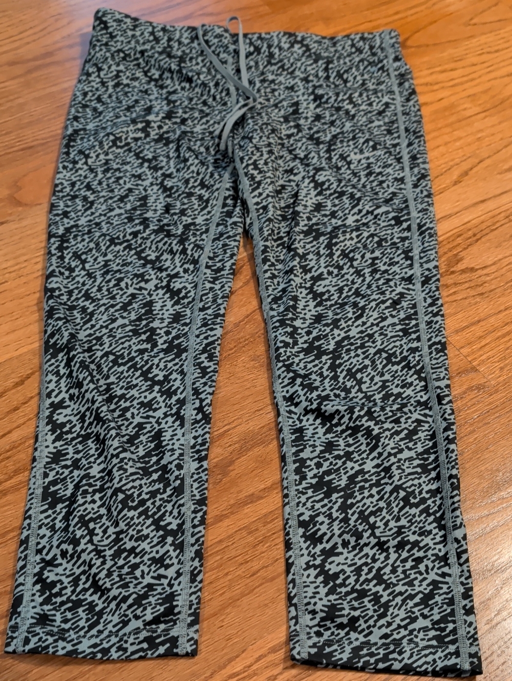 Nike Black and Light Gray Patterned Jeggings